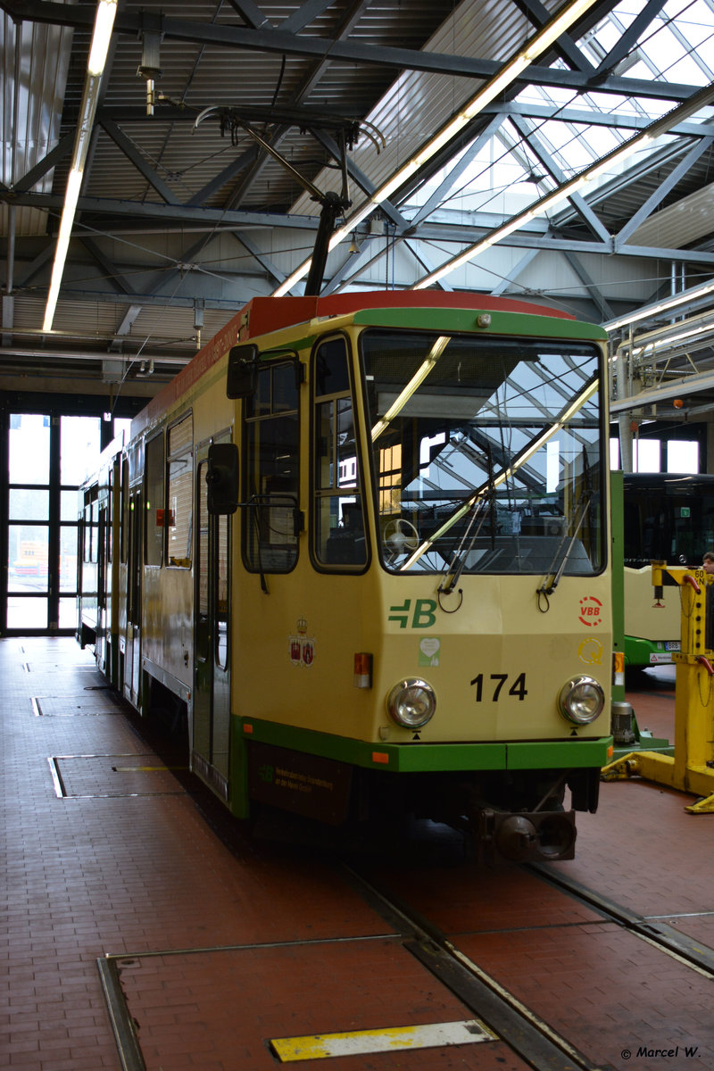 Diese Straßenbahn  Nr. 174 / KT4D  steht am 01.07.2017 in der Halle.  120 Jahre Straßenbahn in Brandenburg .