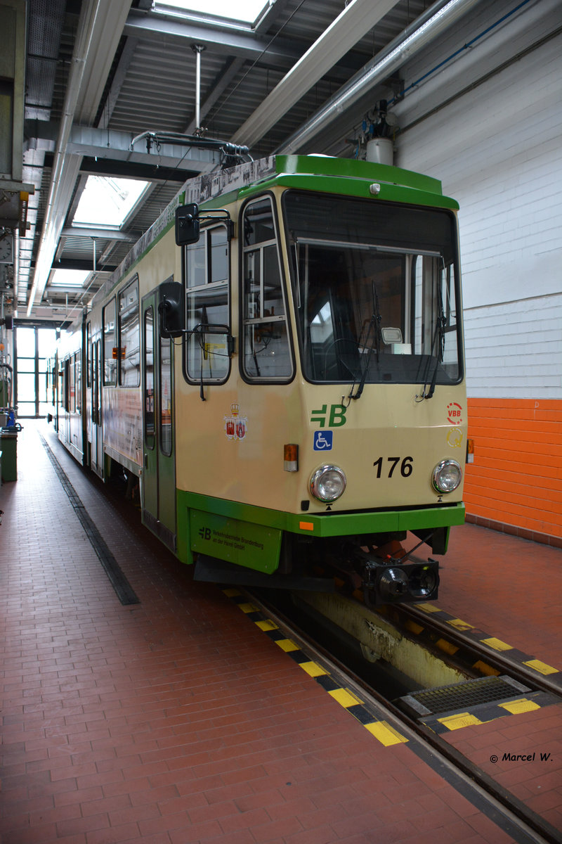 Diese Straßenbahn  Nr. 176 / KTNF6  steht am 01.07.2017 in der Halle.  120 Jahre Straßenbahn in Brandenburg .