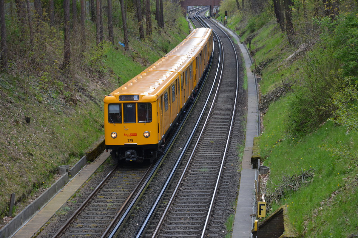 Diese U-Bahn vom Typ A3L71 mit der Nummer  725  fährt am 29.04.2016 auf der Linie U3 zum Nollendorf Platz. 