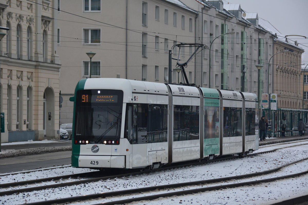 Diese Variobahn  429  fährt am 08.01.2017 auf der Linie 91 zum Bahnhof Rehbrücke. Aufgenommen am Platz der Einheit in Potsdam. 