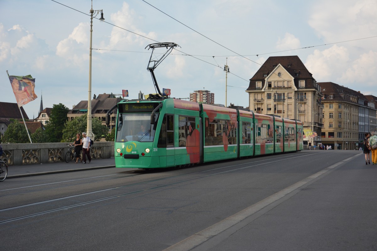 Diesen Siemens Combino  314  fährt am 07.06.2015 auf der Linie 8 zur Neuweilerstraße. Aufgenommen in Basel Mittlere Brücke.
