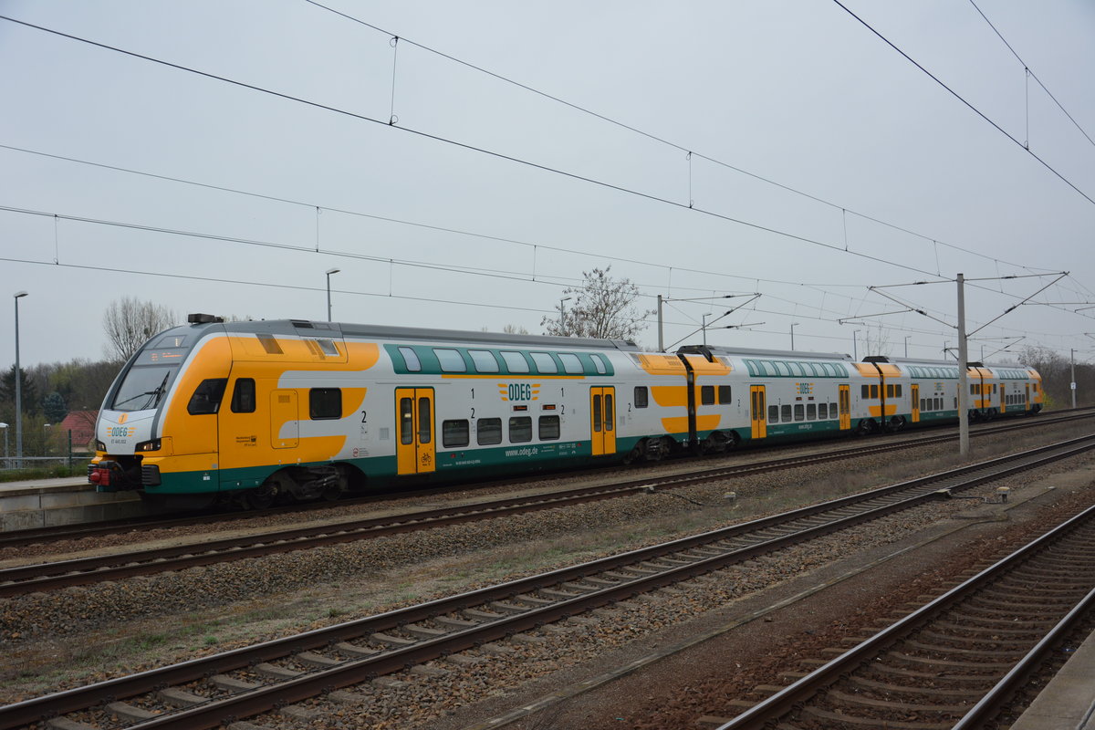 Dieser ET 445 (445.102) fährt am 12.04.2016 zwischen Ludwigsfelde und Rathenow als RE 63906. Aufgenommen im Bahnhof Teltow.