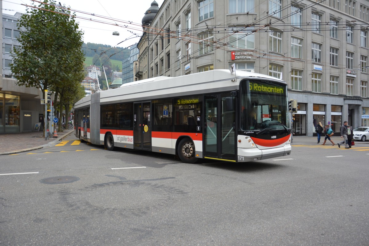Dieser Hess O-Bus mit der Nummer  171  fährt am 14.10.2015 auf der Linie 5. Aufgenommen in der Innenstadt von St. Gallen.
