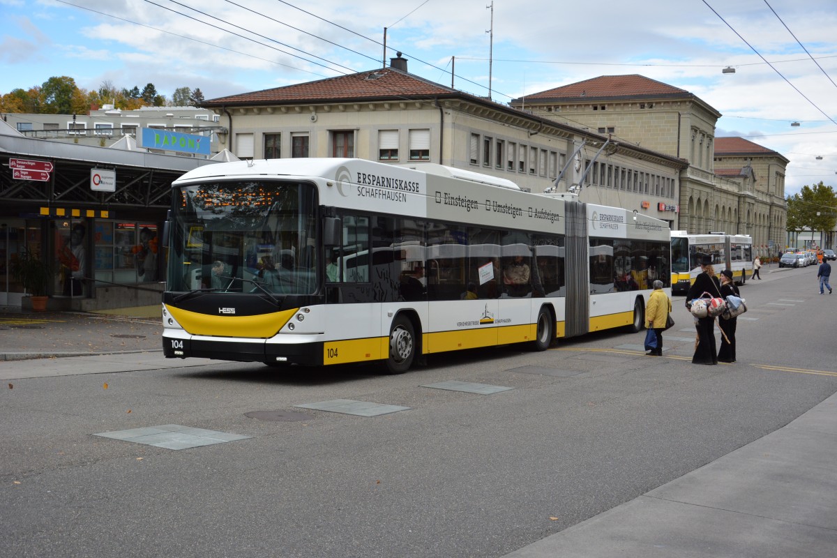 Dieser Hess Trolleybus (104) fährt am 07.10.2015 auf der Linie 1. Aufgenommen in Schaffhausen Bahnhofstrasse / Verkehrsbetriebe Schaffhausen.
