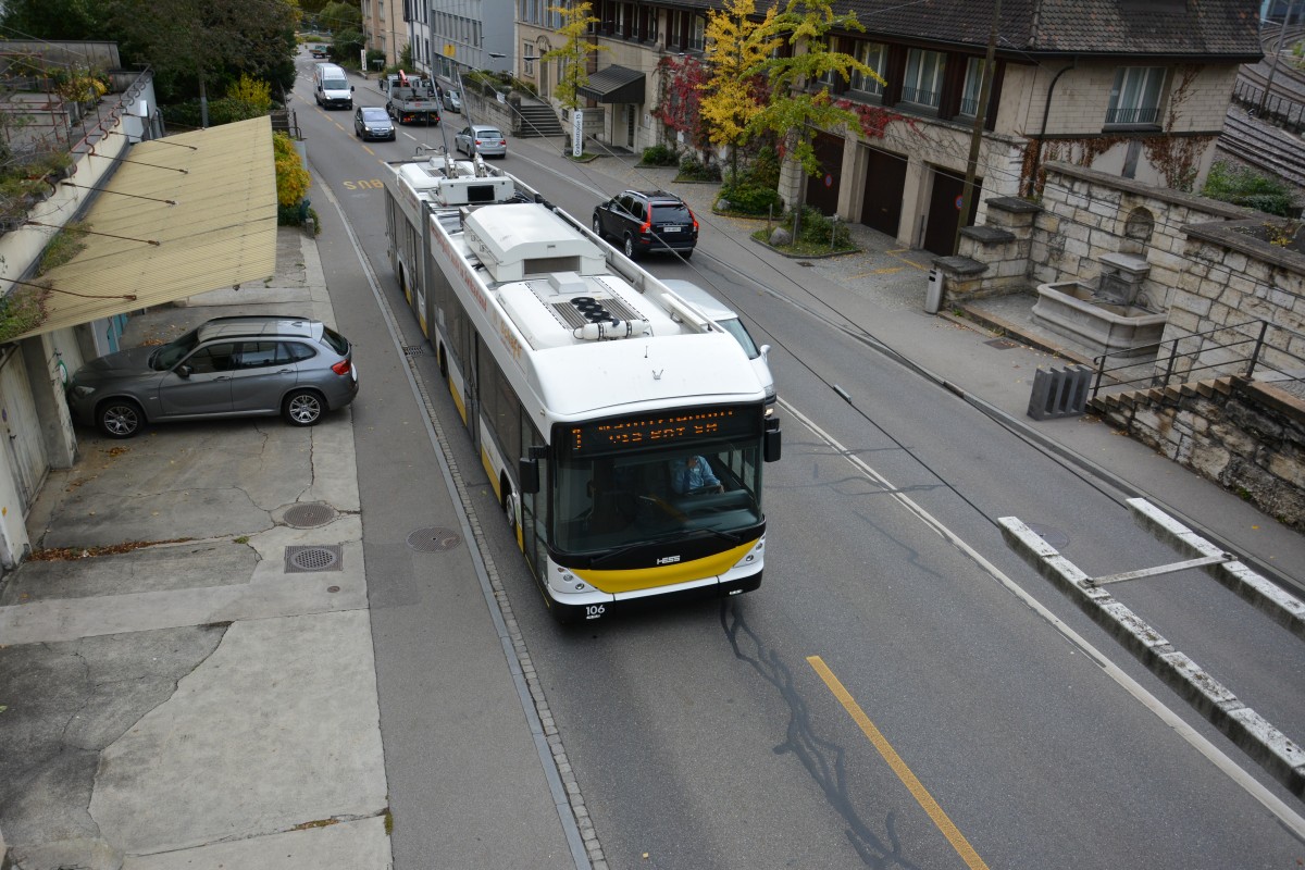 Dieser Hess Trolleybus (106) fährt am 07.10.2015 auf der Linie 1. Verkehrsbetriebe Schaffhausen / Schaffhausen Grabenstrasse.
