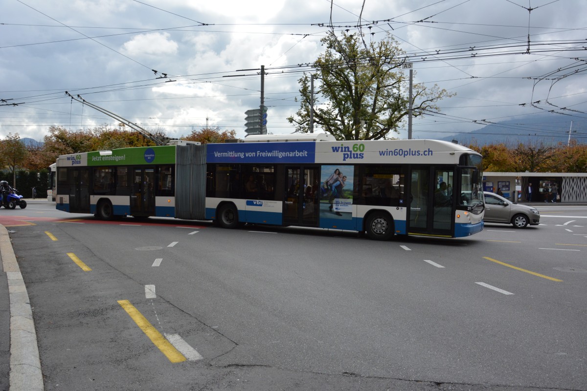 Dieser Hess Trolleybus (211) fährt am 08.10.2015 auf der Linie 6. Aufgenommen in Luzern, Luzernerhof.
