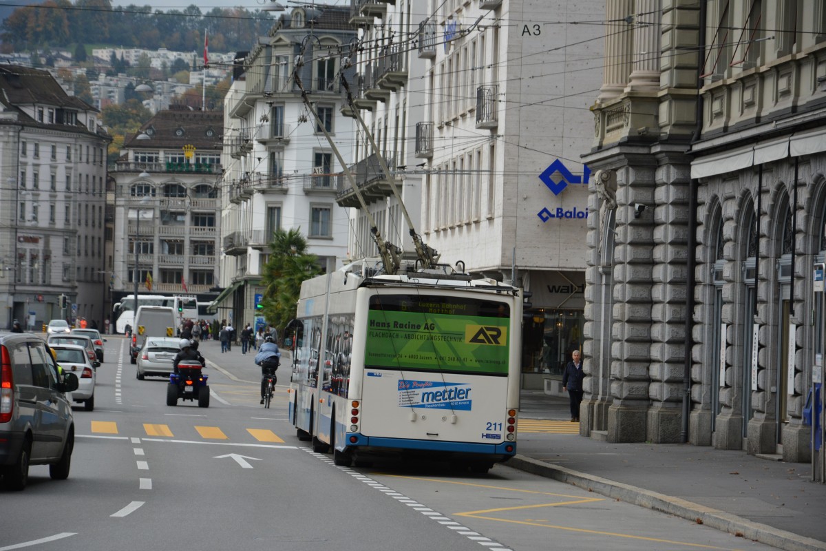 Dieser Hess Trolleybus (211) fährt am 08.10.2015 auf der Linie 6. Aufgenommen in Luzern, Luzernerhof.