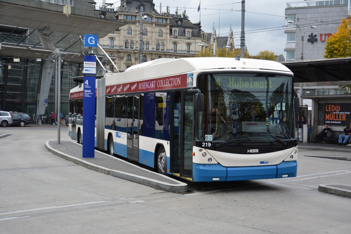 Dieser Hess Trolleybus (219) fährt am 08.10.2015 auf der Linie 4. Aufgenommen am Bahnhof Luzern. 