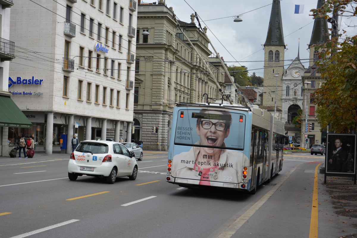 Dieser Hess Trolleybus (222) fährt am 08.10.2015 auf der Linie 7. Aufgenommen in Luzern, Schweizerhofquai.
