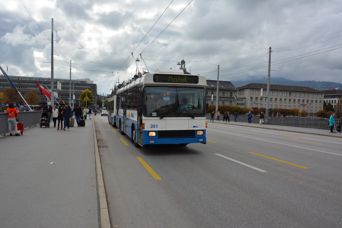 Dieser Hess/NAW Trolleybus (261) fährt am 08.10.2015 auf der Linie 1 durch Luzern. Aufgenommen in der Innenstadt von Luzern. 