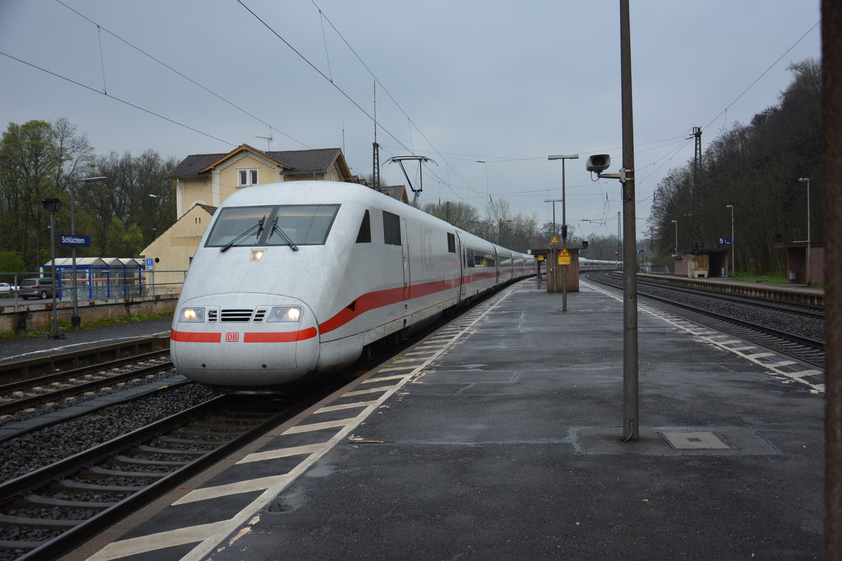 Dieser ICE 1 (BR 401) ist am 17.04.2016 unterwegs als ICE 374 nach Berlin. Aufgenommen bei der Durchfahrt Schlüchtern.
