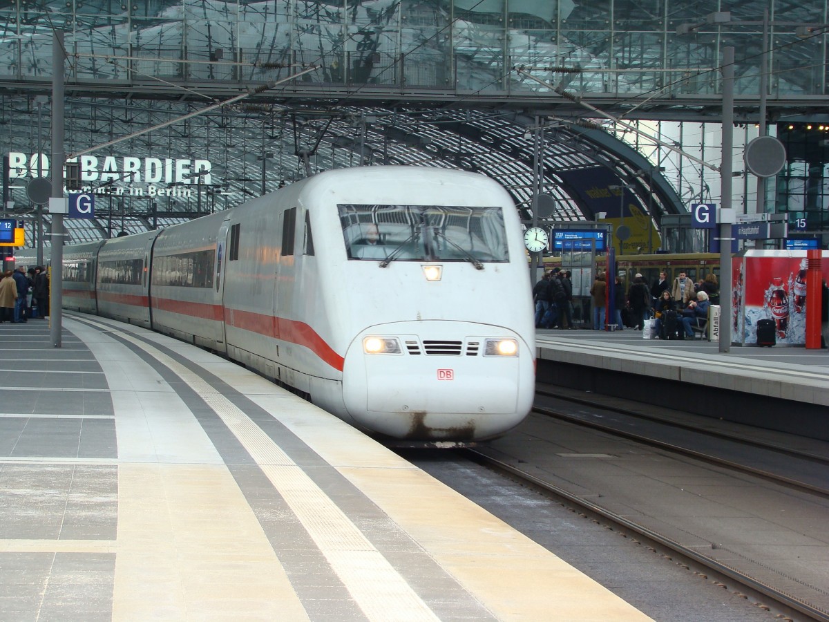 Dieser ICE 1 fährt am 29.12.2007 in den Bahnof Berlin Hauptbahnhof ein. 