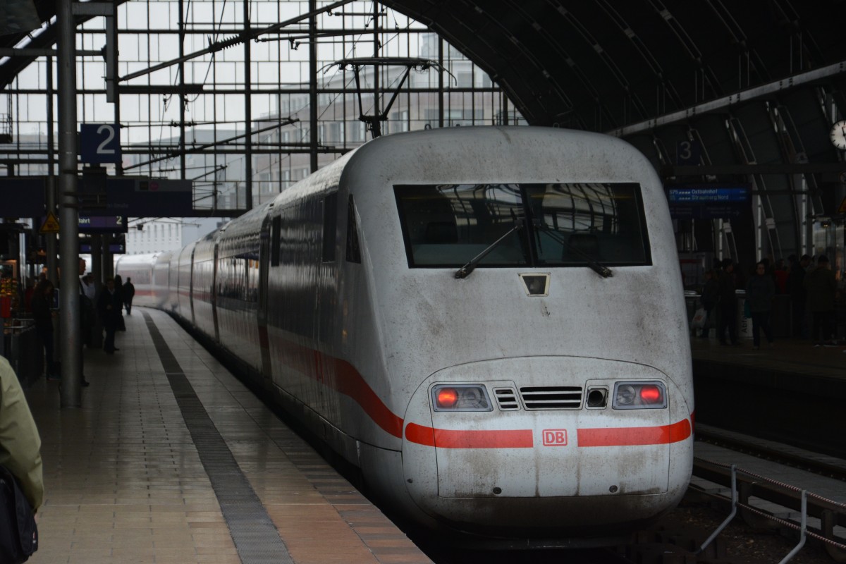Dieser ICE 1 (ICE 599) fährt am 30.10.2014 nach München. Aufgenommen bei der Durchfahrt Berlin Alexanderplatz.