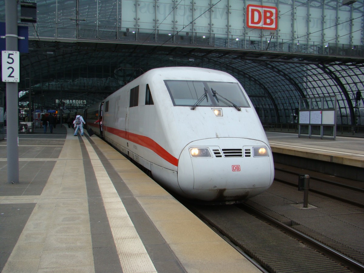 Dieser ICE 1 steht am 29.12.2007 im Bahnof Berlin Hauptbahnhof. 