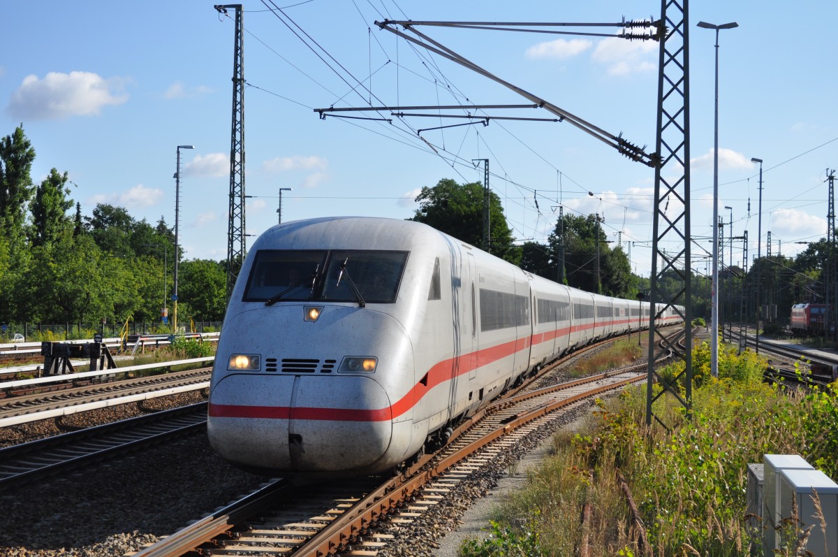 Dieser ICE 2 fährt am 11.08.2013 Richtung Düsseldorf/Köln. Aufgenommen bei der Durchfahrt Berlin Wannsee. 