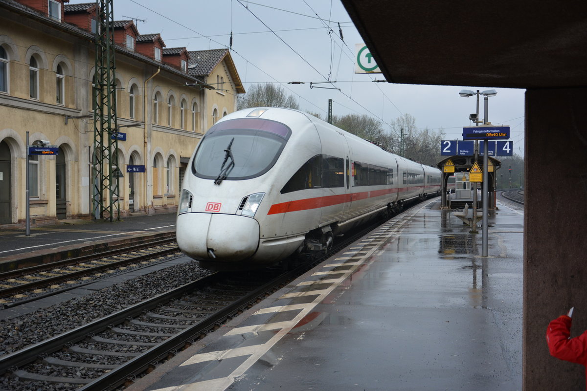 Dieser ICE-T (BR 411) ist am 17.04.2016 unterwegs als ICE 1597 nach Dresden. Aufgenommen bei der Durchfahrt Schlüchtern.
