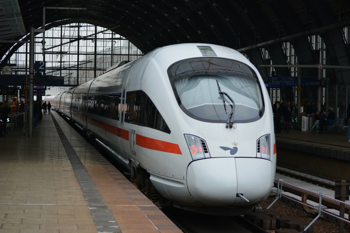 Dieser ICE-TD fährt wie immer nach Dänemark. Aufgenommen am 30.10.2014, Durchfahrt Berlin Alexanderplatz. 