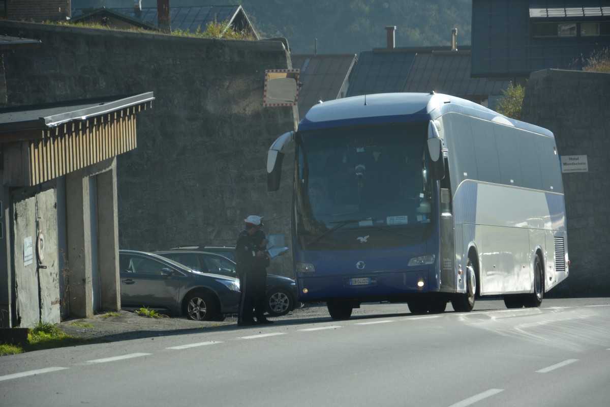 Dieser Irisbus Domino (EB-044DZ) wird am 12.10.2015 in Stuben am Arlberg von der Polizei kontrolliert. 