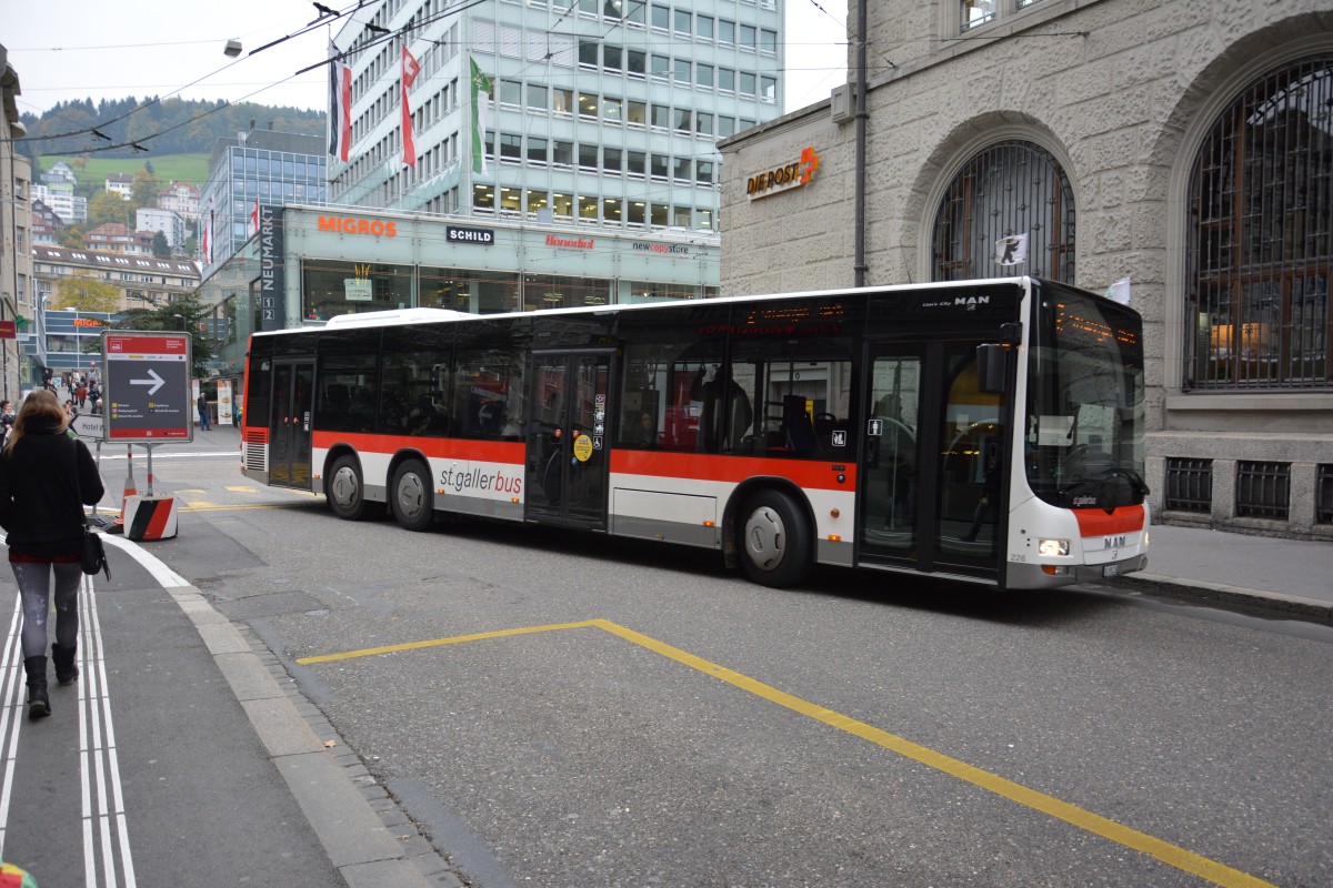 Dieser Lion's City L fährt am 14.10.2015 auf der Linie 2. Aufgenommen in der Innenstadt von St. Gallen.
