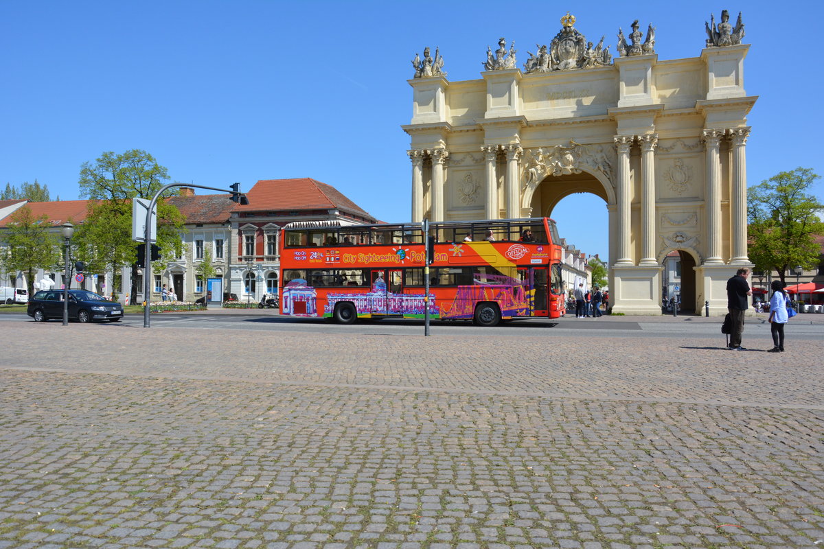 Dieser MAN SD 202 fährt als Stadtrundfahrt durch Potsdam. Aufgenommen am 05.05.2016, Potsdam Brandenburger Tor.