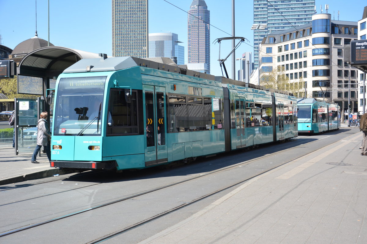 Dieser R-Wagen (037 A) wurde am 20.04.2016 an der Haltestelle, Frankfurt am Main Hauptbahnhof aufgenommen. 