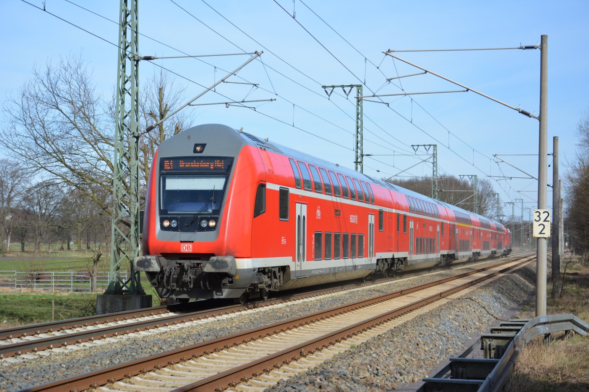 Dieser RE 160 Steuerwagen ist am 22.03.2015 unterwegs auf der RE 1 nach Brandenburg an der Havel. Aufgenommen am BÜ 32,2 / Potsdam Kuhforter Damm.