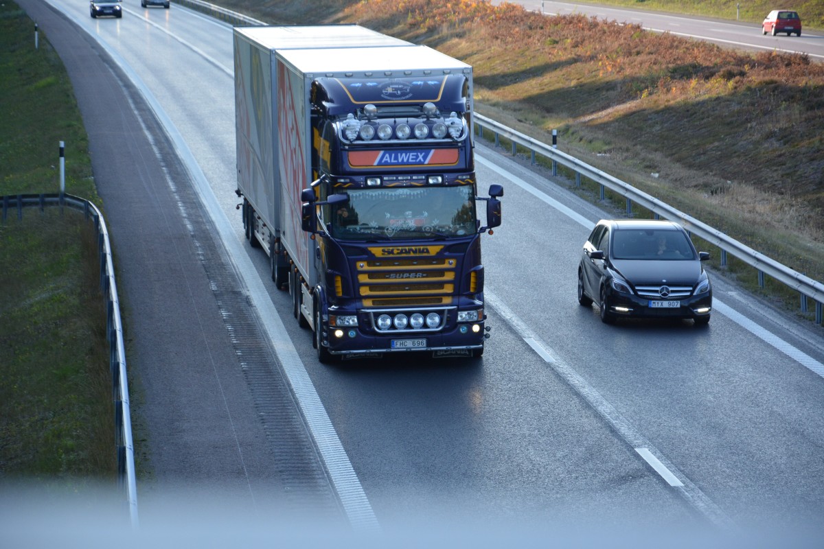 Dieser Scania mit dem Kennzeichen FHZ 696 fhrt am 19.09.2014 bei Jnker auf der E4 Richtung Nykping.