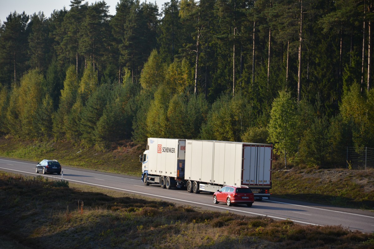 Dieser Scania mit dem Kennzeichen BPW 310 / EJE 162 fhrt am 19.09.2014 bei Jnker auf der E4 Richtung Norrkping.