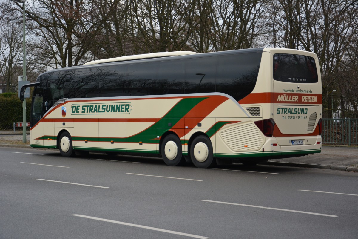 Dieser Setra S 516 HD (HST-OM 11) steht am 24.01.2015 an der Passenheimer Straße in Berlin.