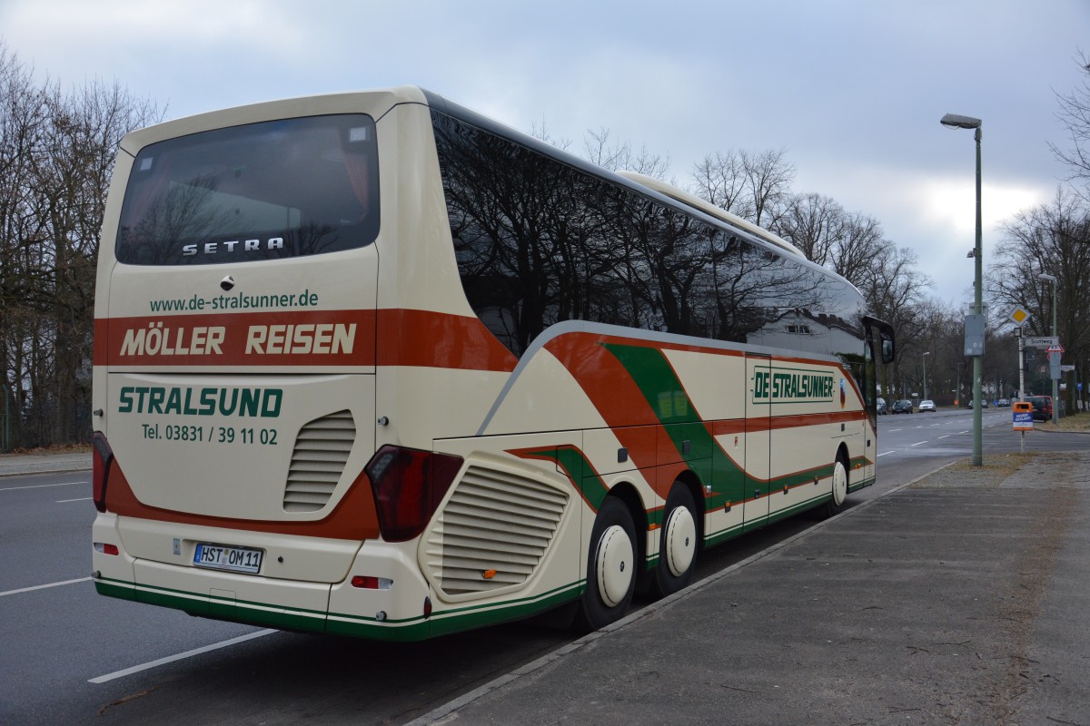 Dieser Setra S 516 HD (HST-OM 11) steht am 24.01.2015 an der Passenheimer Straße in Berlin.