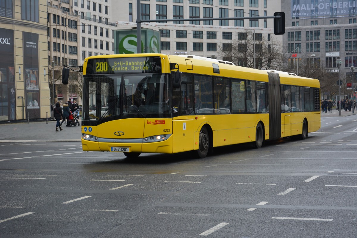 Dieser Solaris Urbino 18 der BVG mit dem Kennzeichen B-V 4281 fhrt am 14.03.2015 auf der Linie 200 zum Zoologischen Garten in Berlin. Aufgenommen am Potsdamer Platz. 