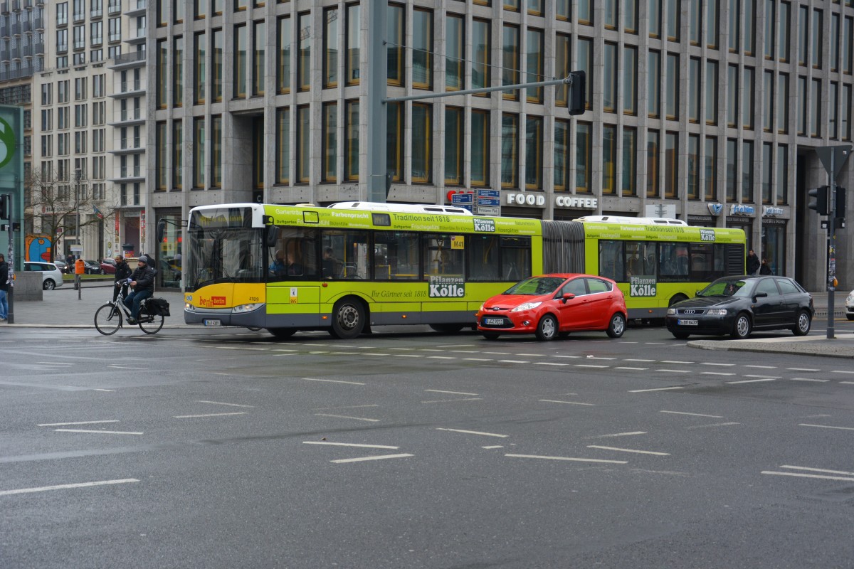 Dieser Solaris Urbino 18 der BVG mit dem Kennzeichen B-V 4189 fhrt am 14.03.2015 auf der Linie M41 zum Hauptbahnhof in Berlin. Aufgenommen am Potsdamer Platz. 