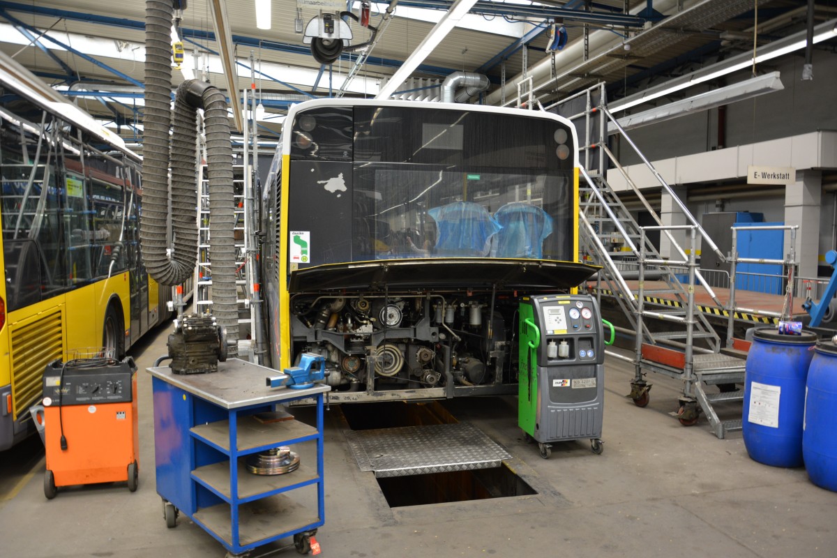Dieser Solaris Urbino 18 wird am 27.06.2015 in Berlin Lichtenberg repariert. 