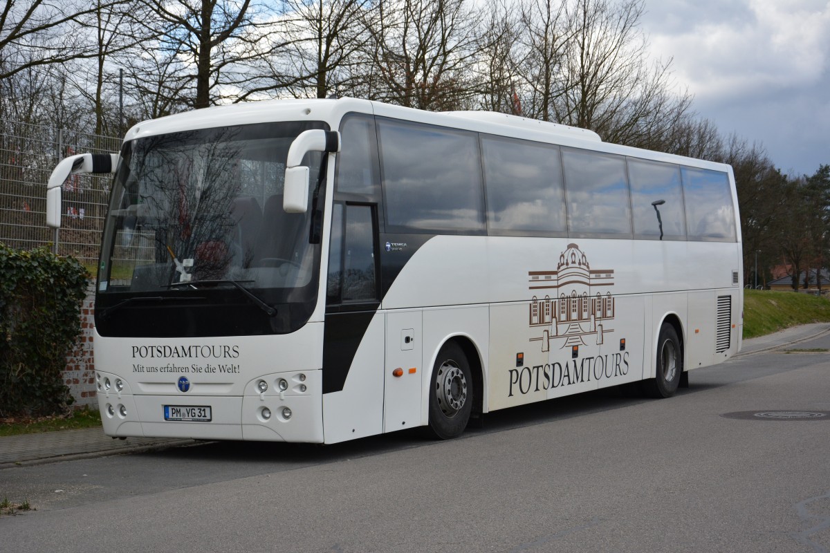 Dieser Temsa Safari HD mit dem Kennzeichen PM-YG 31 steht am 06.04.2015 an der Kieler Straße in Stahnsdorf. 