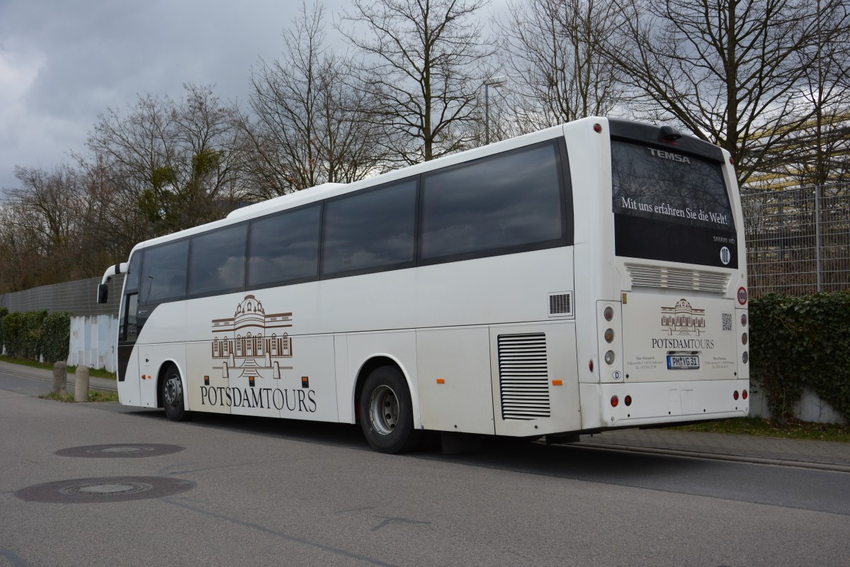 Dieser Temsa Safari HD mit dem Kennzeichen PM-YG 31 steht am 06.04.2015 an der Kieler Straße in Stahnsdorf. 