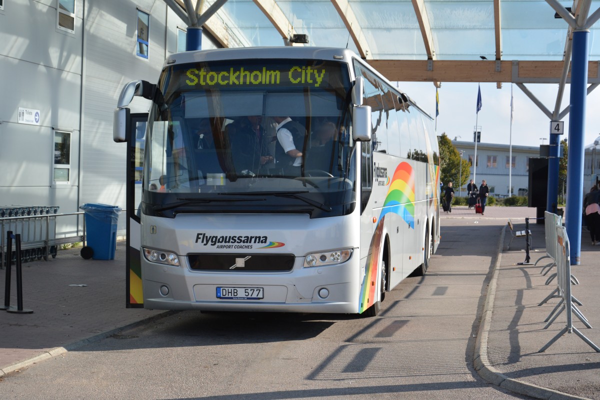 Dieser Volvo 9700 mit dem Kennzeichen DHB 577 steht kurz vor seiner Abfahrt nach Stockholm. Aufgenommen am 14.09.2014 Flughafen Stockholm-Skavsta.