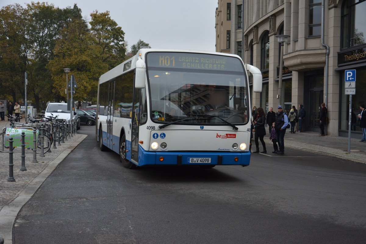 Dieser Volvo Bus (B-V 4098) vom Betriebshof Indira-Gandhi-Strae ist am 30.10.2014 unterwegs fr die Tram M1. Aufgenommen am Hackescher Markt. 