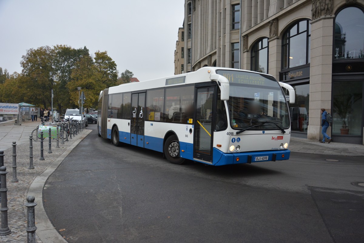 Dieser Volvo Bus (B-V 4098) vom Betriebshof Indira-Gandhi-Strae ist am 30.10.2014 unterwegs fr die Tram M1. Aufgenommen am Hackescher Markt. 