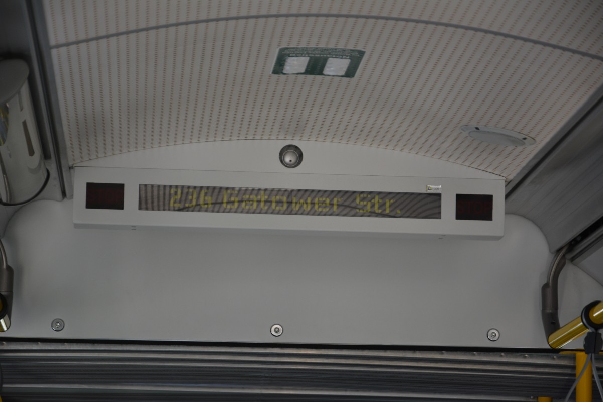 Display mit Anzeige der Linie und aktueller Haltestelle im Solaris Urbino 18 der BVG. Aufgenommen am 04.09.2015.
