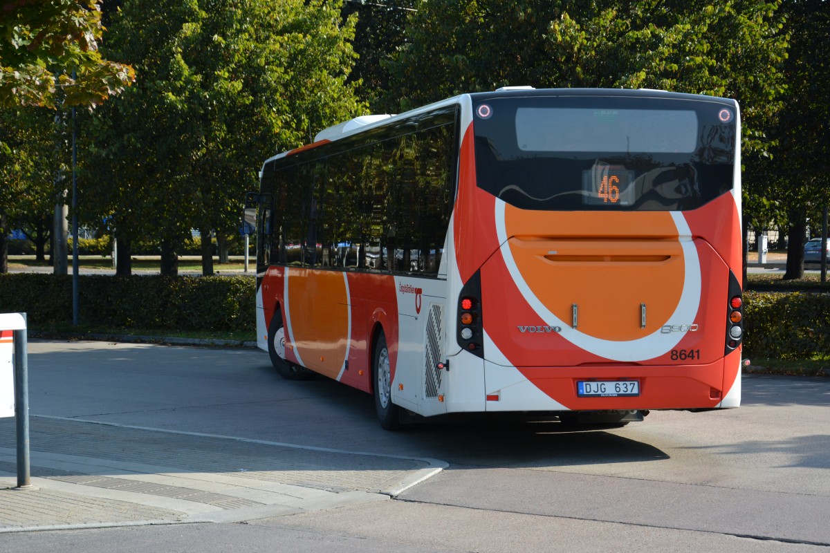 DJG 637 auf der Linie 46 am Bahnhof Norrköping am 19.09.2014. Aufgenommen wurde ein Volvo 8900.
