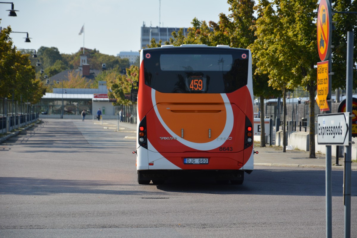 DJG 660 auf der Linie 459 am Bahnhof Norrköping am 19.09.2014. Aufgenommen wurde ein Volvo 8900.

