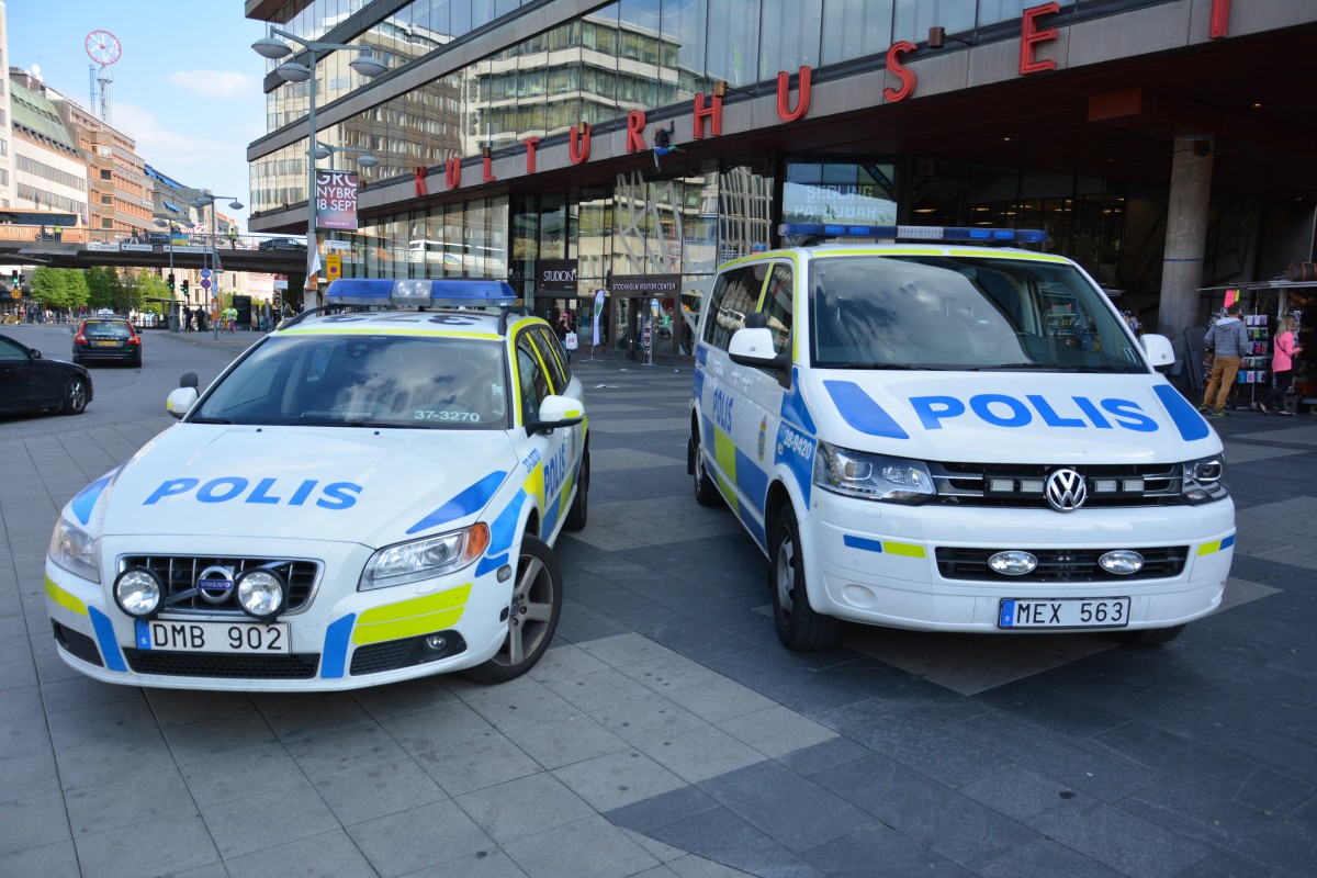 DMB 902 (Volvo) und MEX 563 (VW) stehen am Sergels torg Stockholm. Aufgenommen am 10.09.2014.