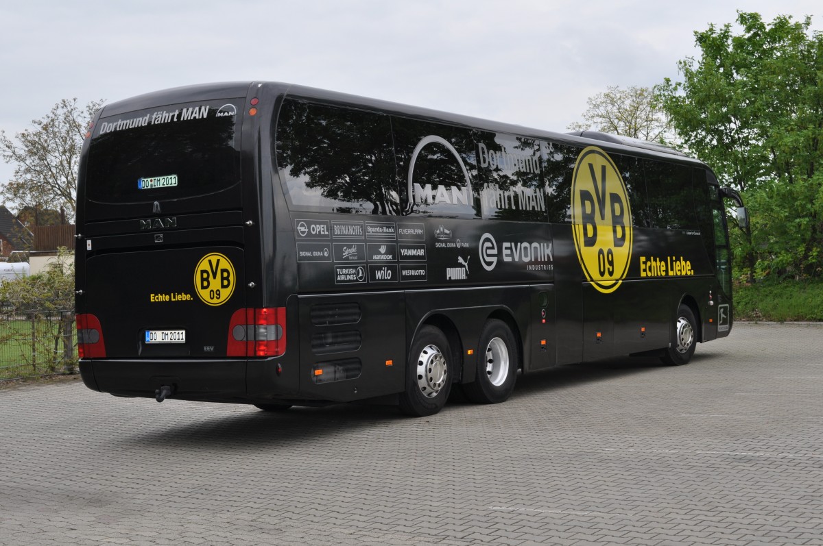 DO-DM 2011 abgestellt am 11.05.2013 in der nähe von Wolfsburg. Zusehen ist der Mannschaftsbus von Borussia Dortmund, MAN Lion's Coach.