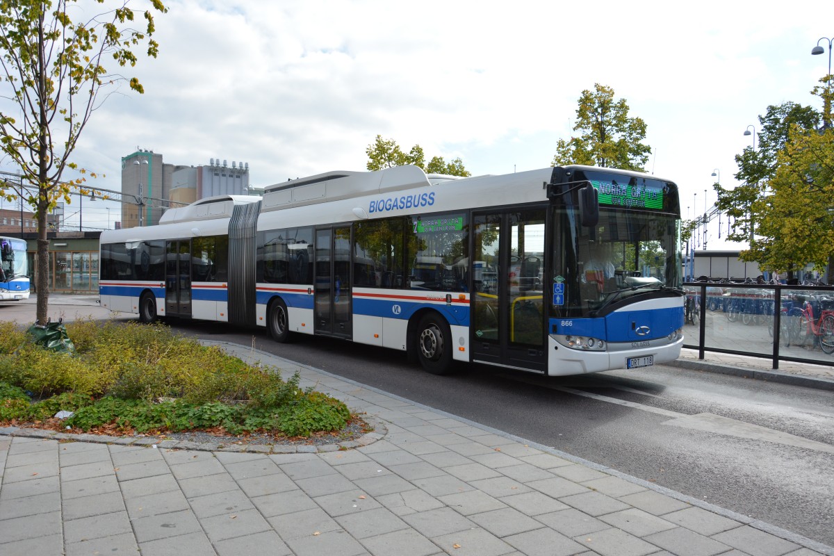 DRT 118 befindet sich am 17.09.2014 auf der Stadtlinie 2 am Busbahnhof Vsters. Aufgenommen wurde ein Solaris Urbino 18 CNG.