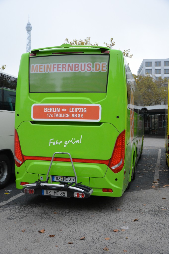 DZ-ME 35 (Scania Touring) macht am 25.10.2014 Pause in Berlin am ZOB.