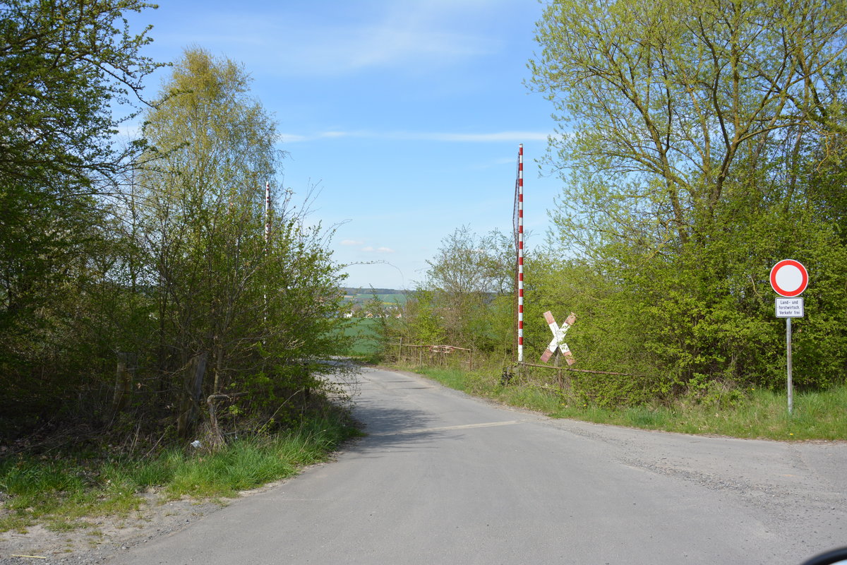 Ehemaliger Bahnübergang am  Bahnhof Frielendorf. Aufgenommen am 22.04.2016.