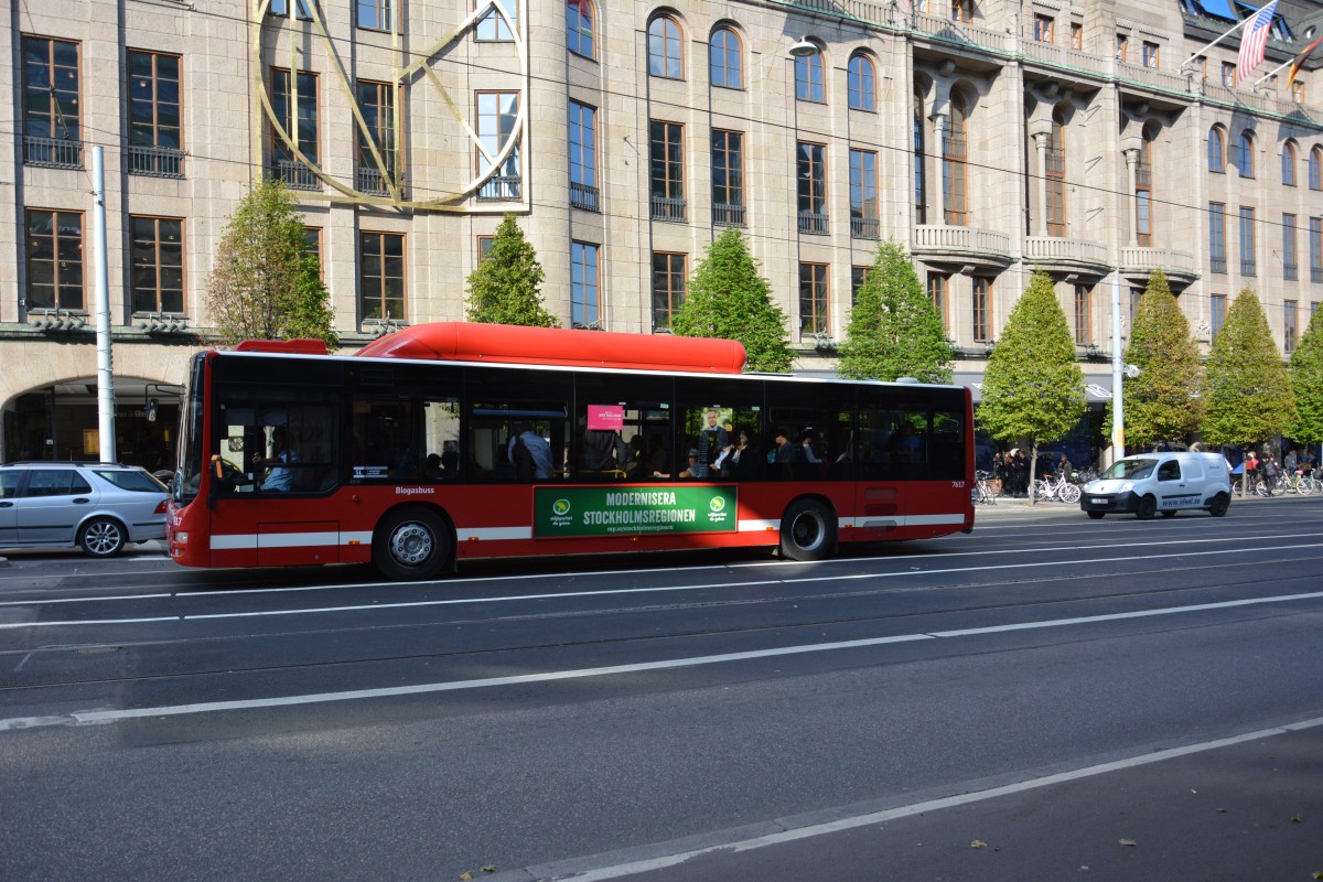 Ein CNG MAN Bus in der Innenstadt von Stockholm mit Werbung an der Seite. Aufgenommen am 10.09.2014.
