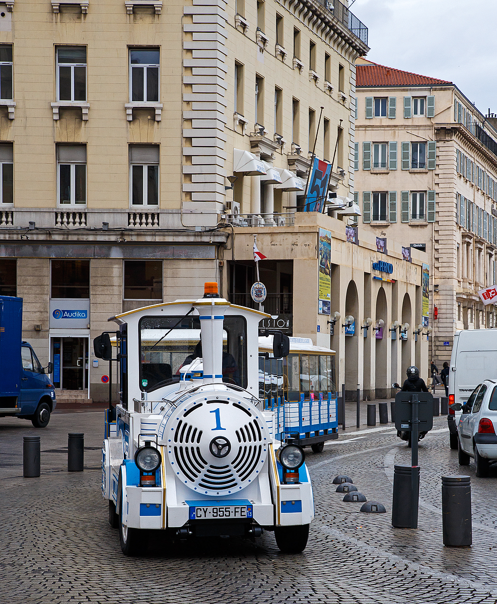 Ein Petit Train (ein Muson River 1894 vom italienischen Hersteller DOTTO TRAINS mit 3 Anhänger) am 25.03.2015 beim alten Hafen von Marseille (le Vieux-Port de Marseille). Mit ihm kann man für 8 Euro von hier hinauf auf die höchste Erhebung (161 m) von Marseille fahren, wo sich die Marien-Wallfahrtskirche Notre-Dame de la Garde befindet.