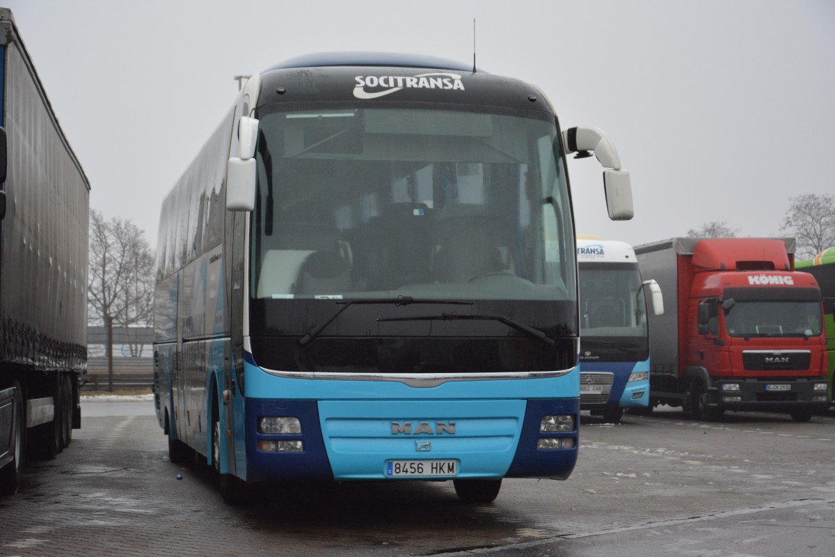 Ein Spanischer MAN Lion's Coach mit dem Kennzeichen 8456 HKM steht am 31.12.2014 auf dem Rastplatz an der A 115.
