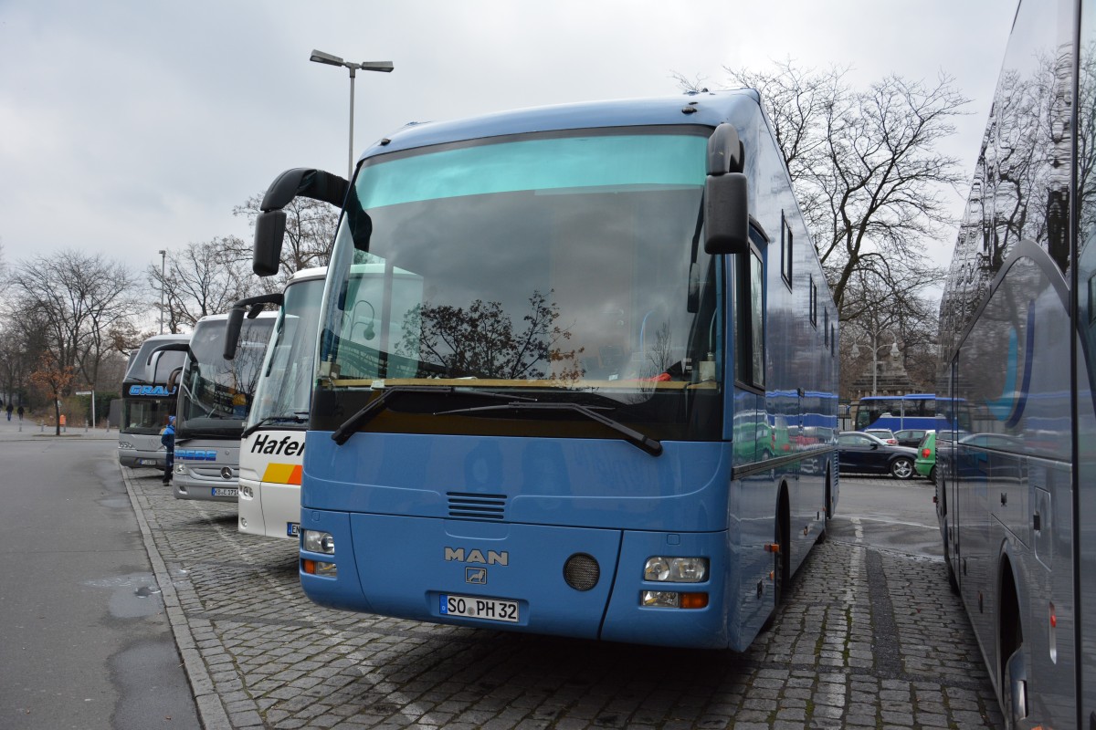 Ein zu einem Wohnmobil umgebauter MAN Lion's Coach ? steht am 14.03.2015 am Zoo in Berlin. Kennzeichen: SO-PH 32. 